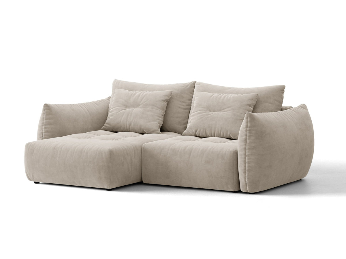 Ecksofa Bloom in Sand mit Velours-Bezug, schwarzen Kunststoffbeinen und ausklappbarer Schlaffunktion samt Bettkasten unter der Sitzfläche.