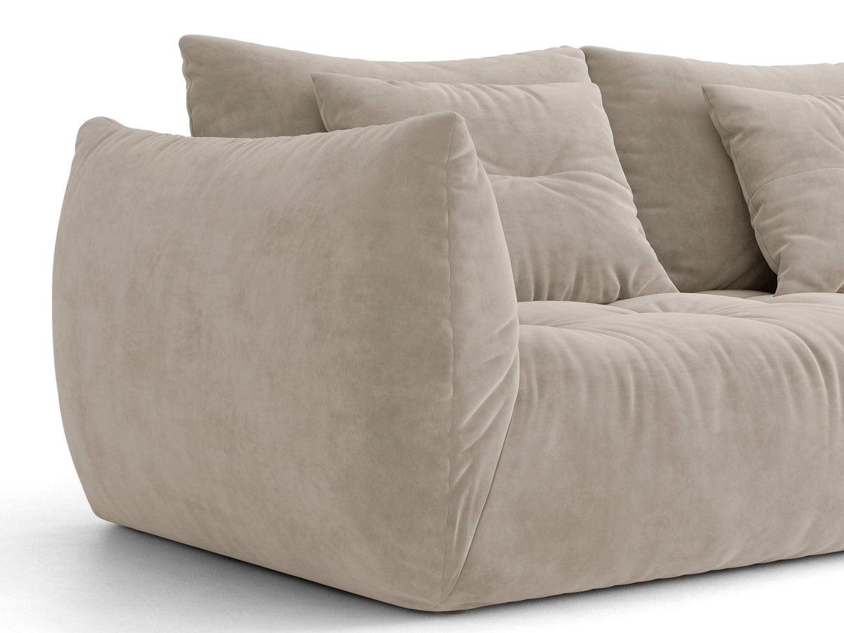 Ecksofa Bloom in Sand mit Velours-Bezug, schwarzen Kunststoffbeinen und ausklappbarer Schlaffunktion samt Bettkasten unter der Sitzfläche.