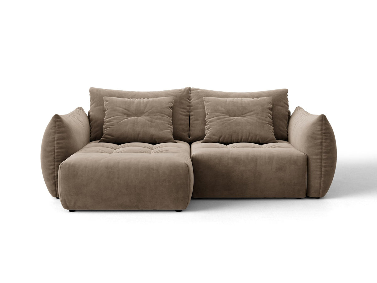 Ecksofa Bloom in Sand mit Velours-Bezug, schwarzen Kunststoffbeinen und ausklappbarer Schlaffunktion samt Bettkasten unter der Sitzfläche.