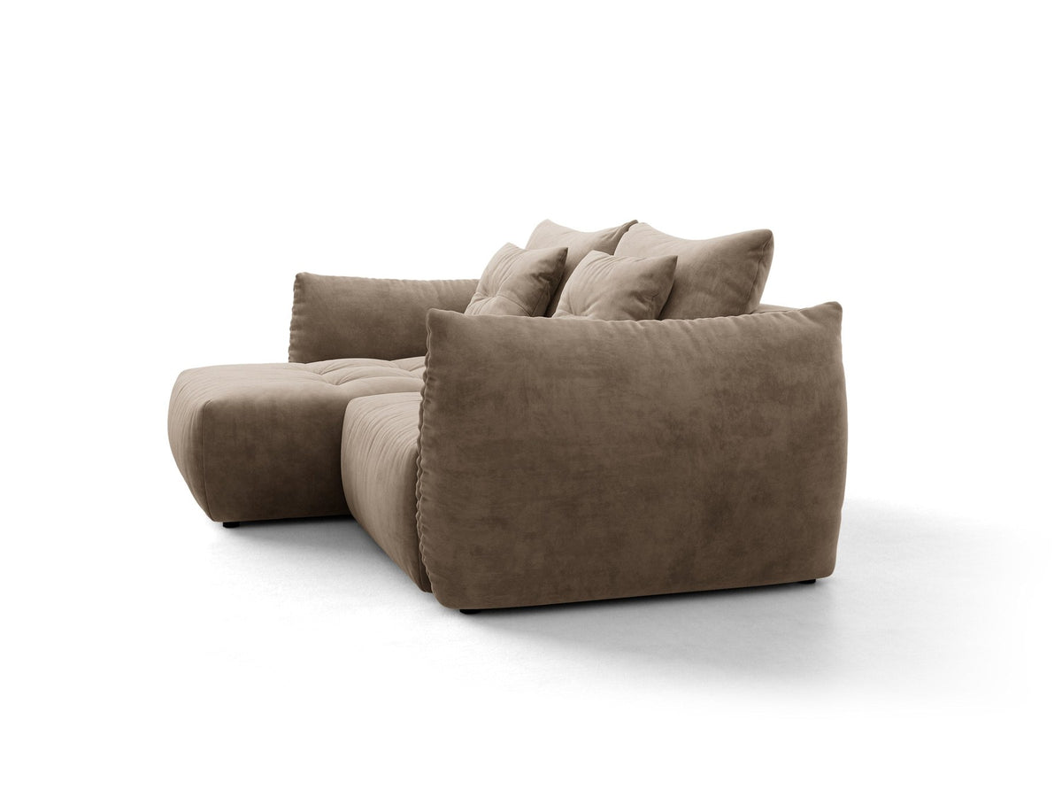 Ecksofa Bloom in Sand mit Velours-Bezug, schwarzen Kunststoffbeinen und ausklappbarer Schlaffunktion samt Bettkasten unter der Sitzfläche.