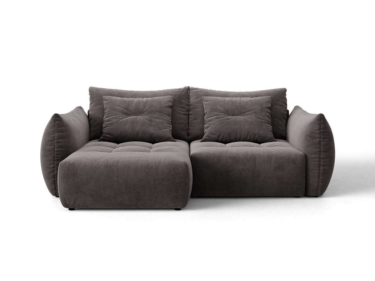 Ecksofa Bloom in Sand mit Velours-Bezug, schwarzen Kunststoffbeinen und ausklappbarer Schlaffunktion samt Bettkasten unter der Sitzfläche.