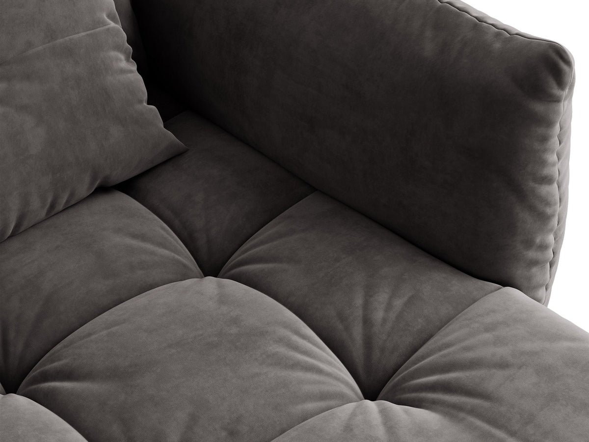 Ecksofa Bloom in Sand mit Velours-Bezug, schwarzen Kunststoffbeinen und ausklappbarer Schlaffunktion samt Bettkasten unter der Sitzfläche.