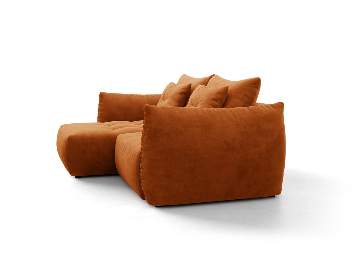 Ecksofa Bloom in Sand mit Velours-Bezug, schwarzen Kunststoffbeinen und ausklappbarer Schlaffunktion samt Bettkasten unter der Sitzfläche.