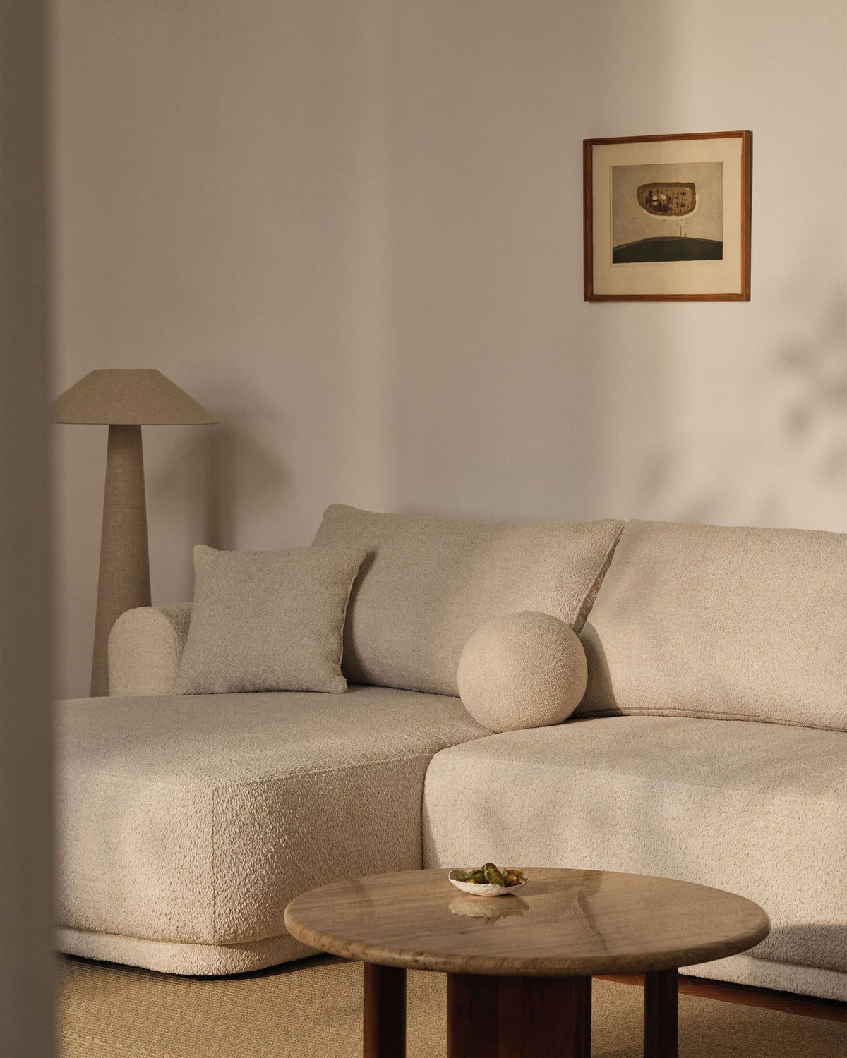 Ecksofa Ella von Micadoni in Leichtes Beige mit Veloursstoff-Bezug, schwarzen Kunststoffbeinen und ausklappbarer Liegefläche links, Retro-Form.