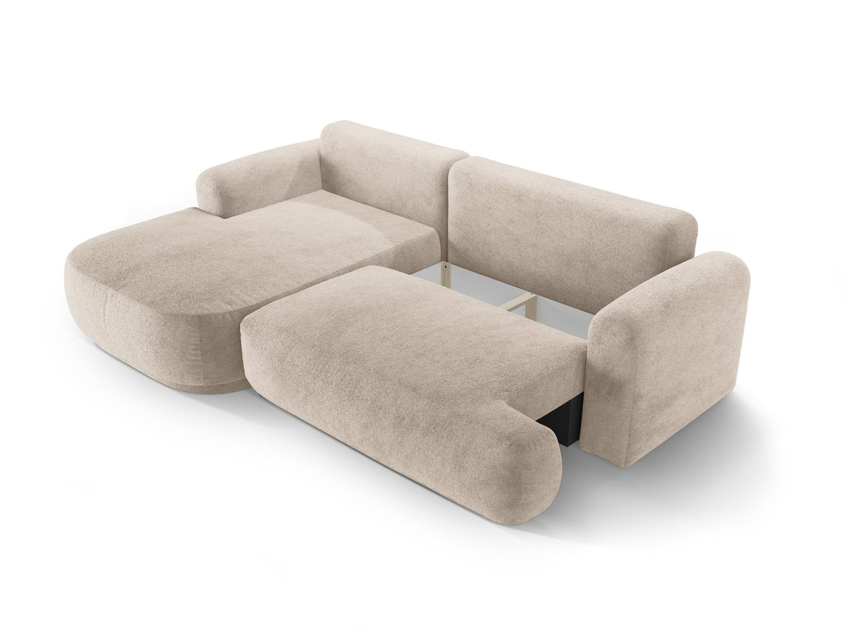 Ecksofa Ella von Micadoni in Leichtes Beige mit Veloursstoff-Bezug, schwarzen Kunststoffbeinen und ausklappbarer Liegefläche links, Retro-Form.