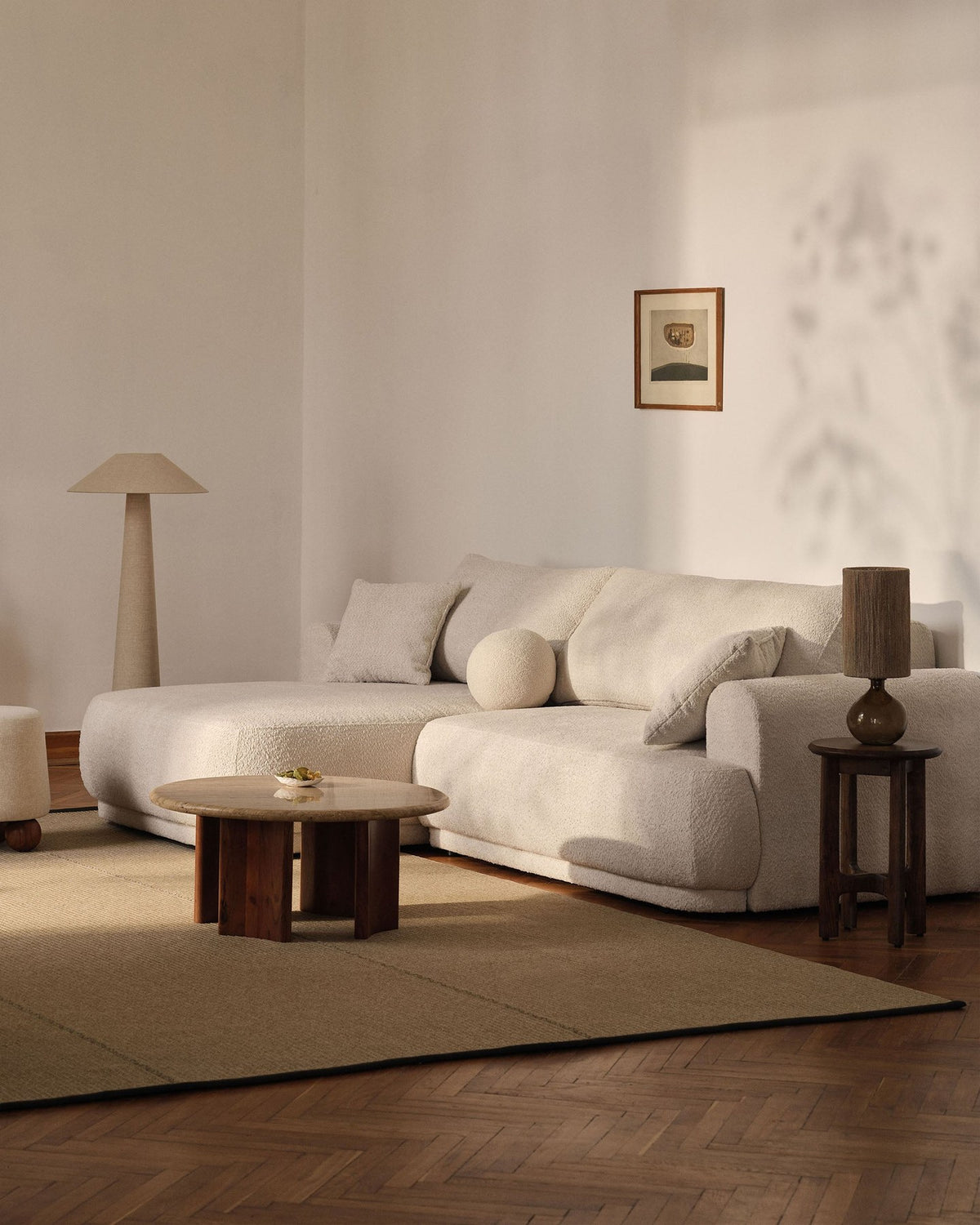 Ecksofa Ella von Micadoni in Leichtes Beige mit Veloursstoff-Bezug, schwarzen Kunststoffbeinen und ausklappbarer Liegefläche links, Retro-Form.