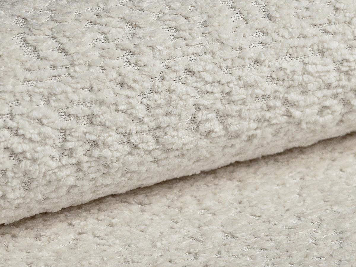 Ecksofa Ella von Micadoni in Leichtes Beige mit Veloursstoff-Bezug, schwarzen Kunststoffbeinen und ausklappbarer Liegefläche links, Retro-Form.