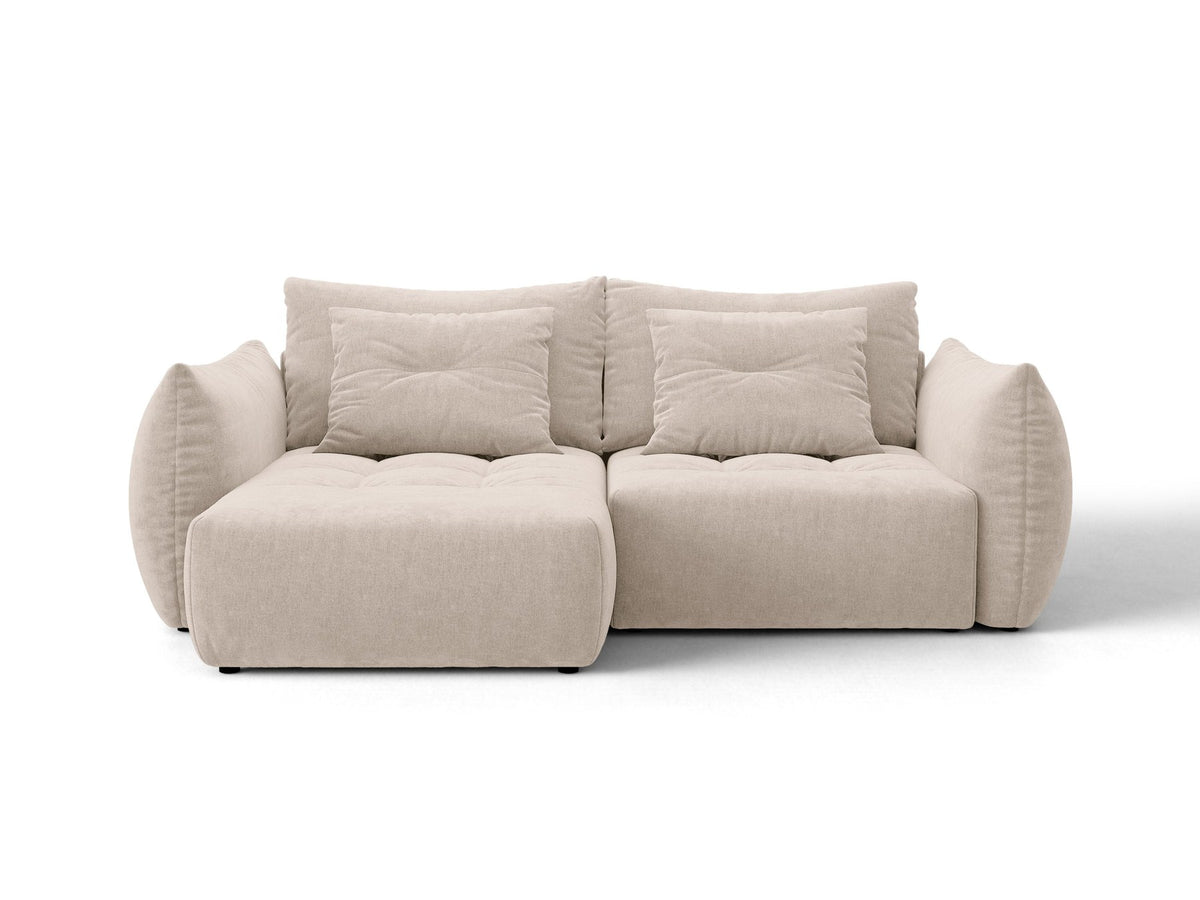 Ecksofa Bloom in Sand mit Velours-Bezug, schwarzen Kunststoffbeinen und ausklappbarer Schlaffunktion samt Bettkasten unter der Sitzfläche.