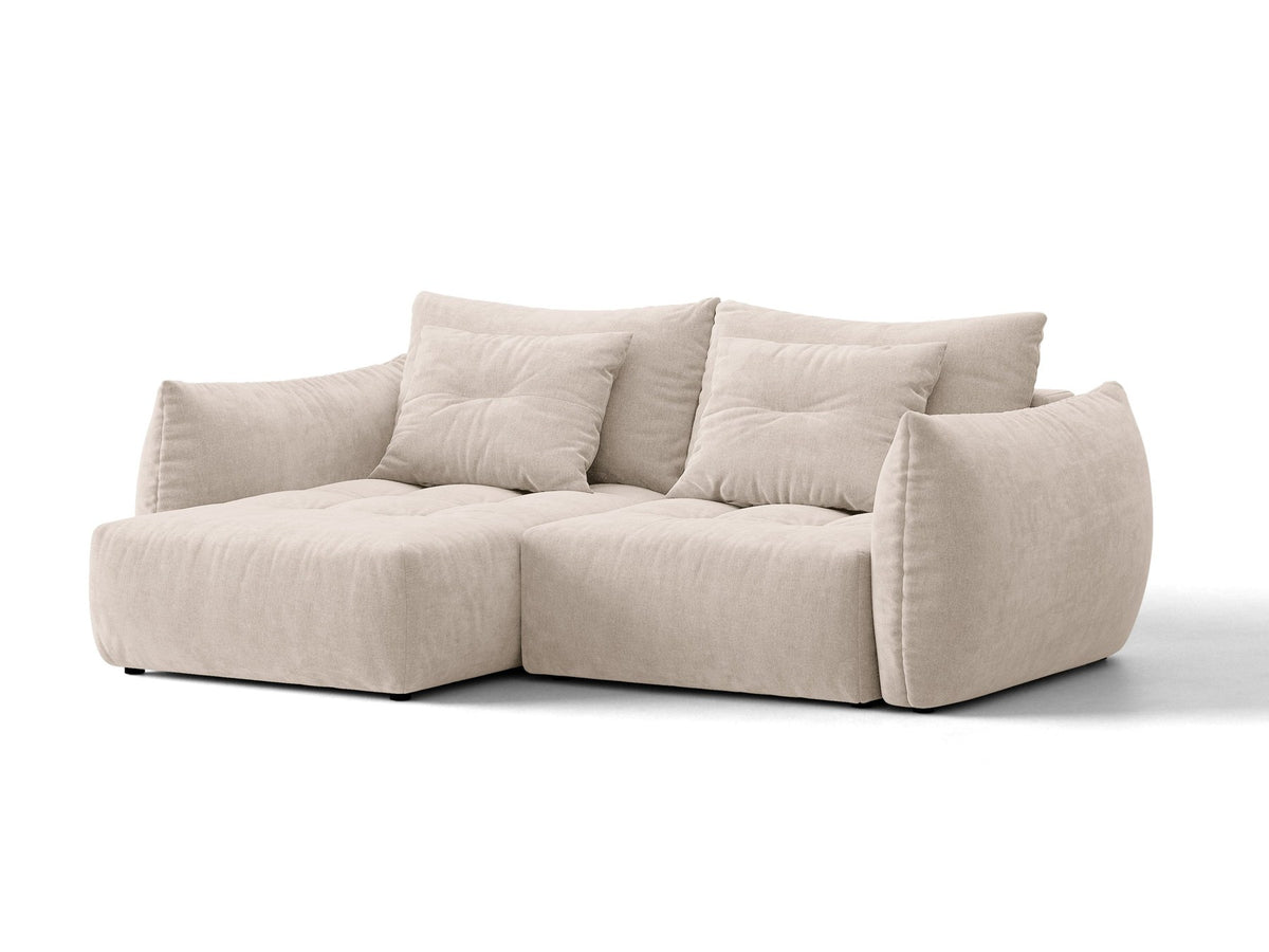 Ecksofa Bloom in Sand mit Velours-Bezug, schwarzen Kunststoffbeinen und ausklappbarer Schlaffunktion samt Bettkasten unter der Sitzfläche.