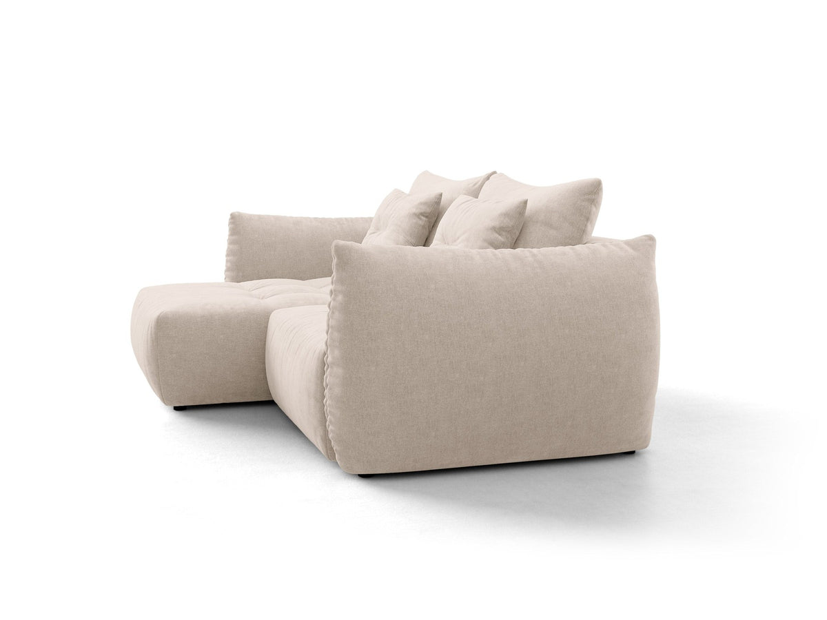 Ecksofa Bloom in Sand mit Velours-Bezug, schwarzen Kunststoffbeinen und ausklappbarer Schlaffunktion samt Bettkasten unter der Sitzfläche.