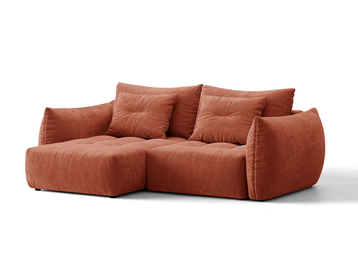 Ecksofa Bloom in Sand mit Velours-Bezug, schwarzen Kunststoffbeinen und ausklappbarer Schlaffunktion samt Bettkasten unter der Sitzfläche.
