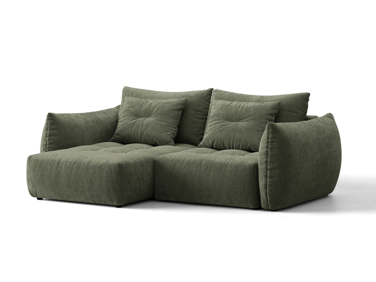Ecksofa Bloom in Sand mit Velours-Bezug, schwarzen Kunststoffbeinen und ausklappbarer Schlaffunktion samt Bettkasten unter der Sitzfläche.