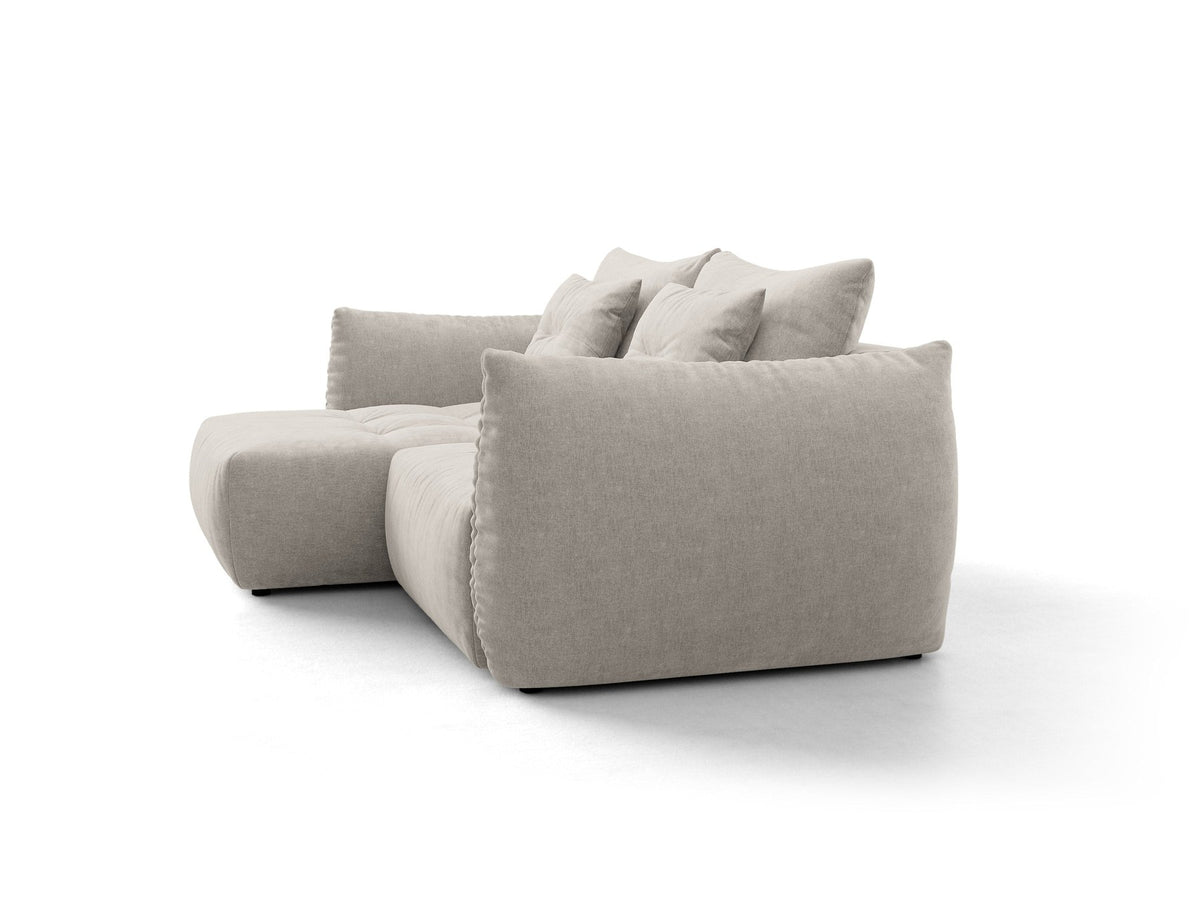 Ecksofa Bloom in Sand mit Velours-Bezug, schwarzen Kunststoffbeinen und ausklappbarer Schlaffunktion samt Bettkasten unter der Sitzfläche.