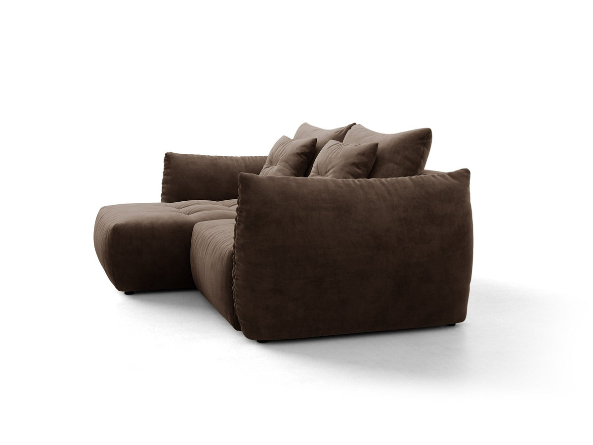Ecksofa Bloom in Sand mit Velours-Bezug, schwarzen Kunststoffbeinen und ausklappbarer Schlaffunktion samt Bettkasten unter der Sitzfläche.