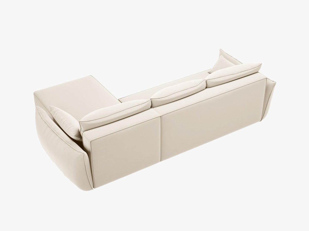 Linksseitiges Ecksofa Kaelle von Micadoni in leichtem Beige mit Chenille-Stoffbezug, schwarzen Kunststoffbeinen und ausklappbarem Bettkasten.