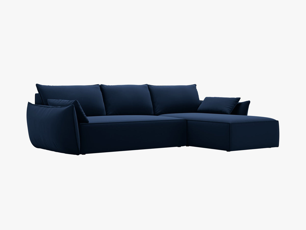 Linksseitiges Ecksofa Kaelle von Micadoni in leichtem Beige mit Chenille-Stoffbezug, schwarzen Kunststoffbeinen und ausklappbarem Bettkasten.