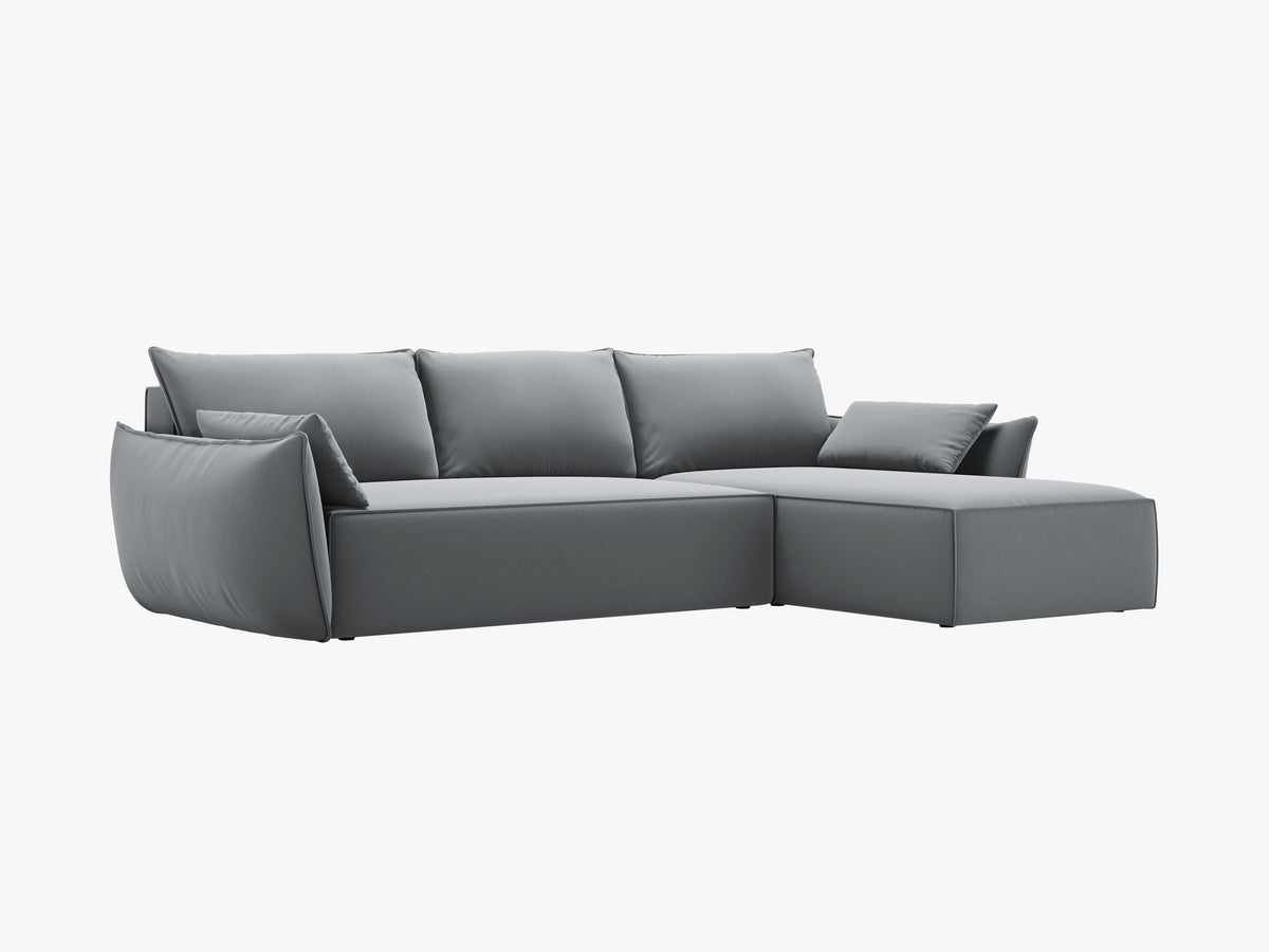 Linksseitiges Ecksofa Kaelle von Micadoni in leichtem Beige mit Chenille-Stoffbezug, schwarzen Kunststoffbeinen und ausklappbarem Bettkasten.