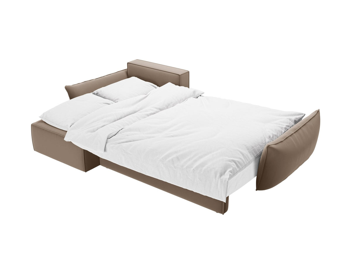 Linksseitiges Ecksofa Kaelle von Micadoni in leichtem Beige mit Chenille-Stoffbezug, schwarzen Kunststoffbeinen und ausklappbarem Bettkasten.