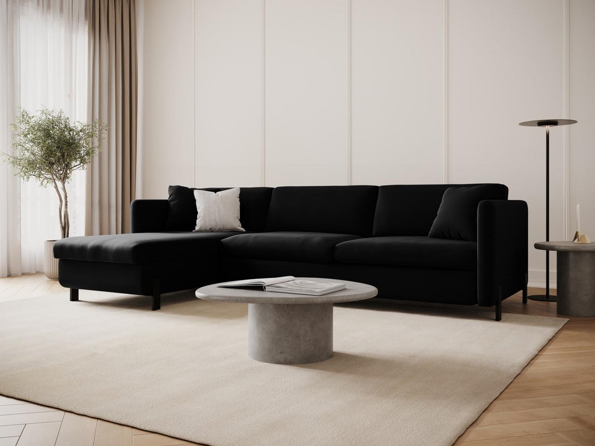 Gloria Velour links Ecksofa mit Schlaffunktion und Stauraum 4 Sitzer in Black-Salvador präsentiert im Onlineshop von KAQTU Design AG. Bettsofa links ist von Micadoni