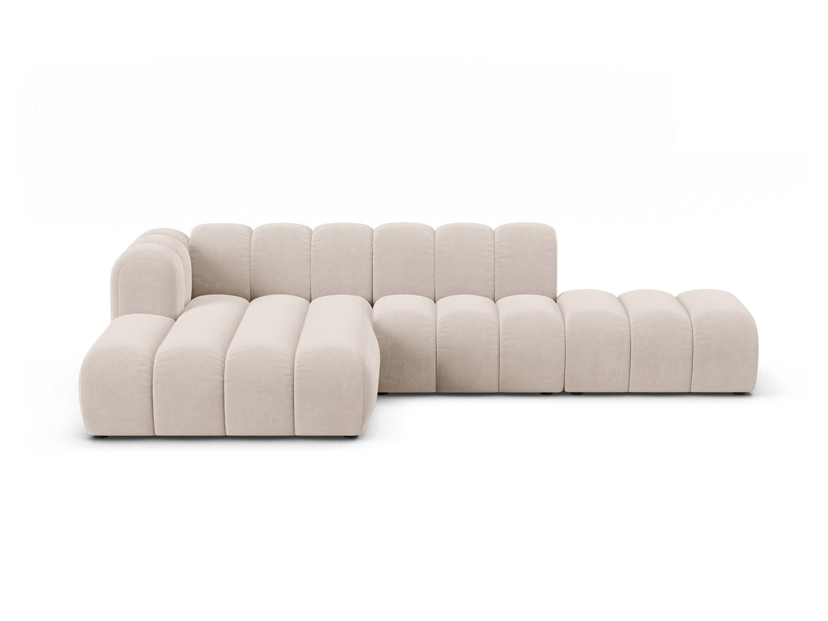 Lupine Linkes Ecksofa von Micadoni in Leichtes Beige, L-Form mit Venus Samtstoff-Bezug und schwarzen Kunststoffbeinen, Frontansicht.