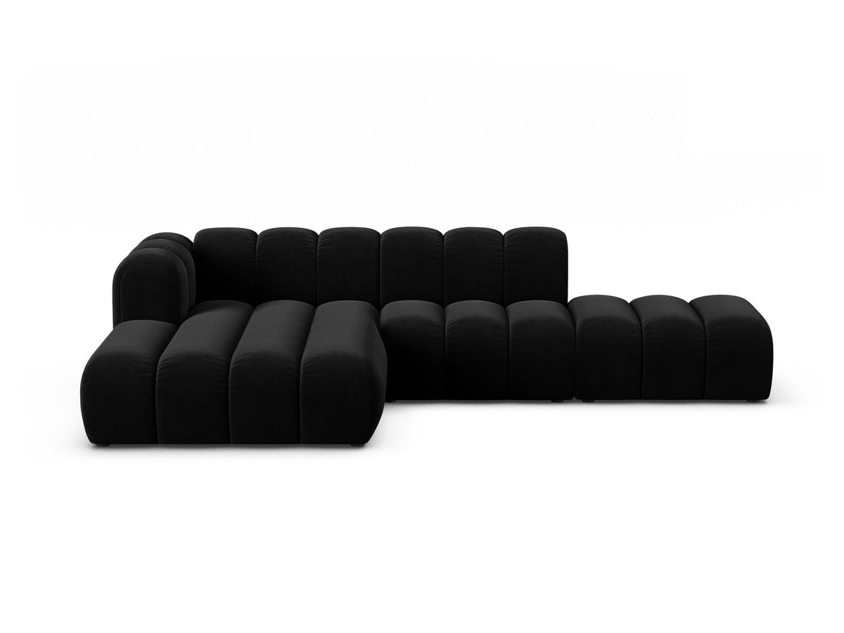 Lupine Linkes Ecksofa von Micadoni in Leichtes Beige, L-Form mit Venus Samtstoff-Bezug und schwarzen Kunststoffbeinen, Frontansicht.
