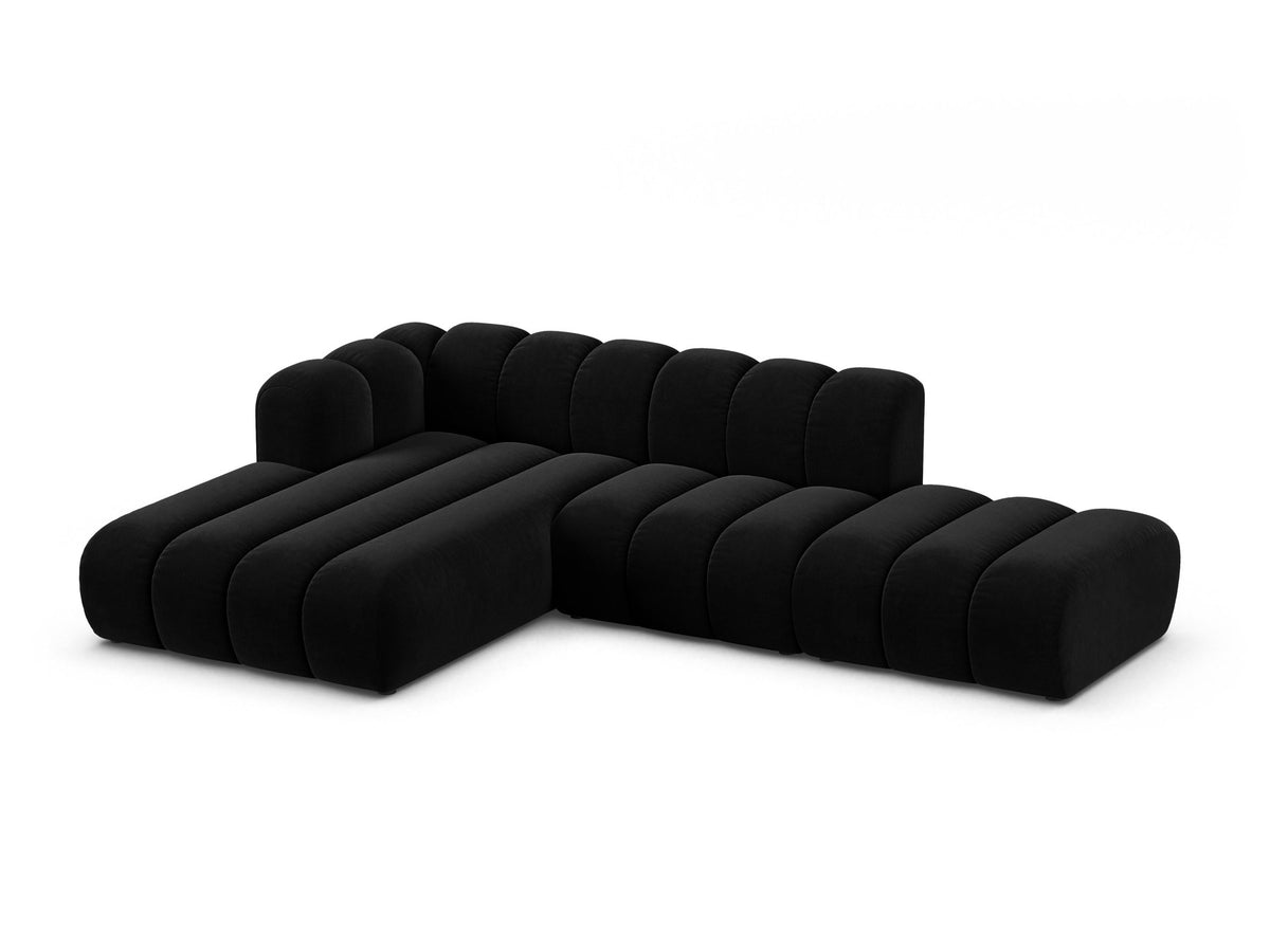Lupine Linkes Ecksofa von Micadoni in Leichtes Beige, L-Form mit Venus Samtstoff-Bezug und schwarzen Kunststoffbeinen, Frontansicht.