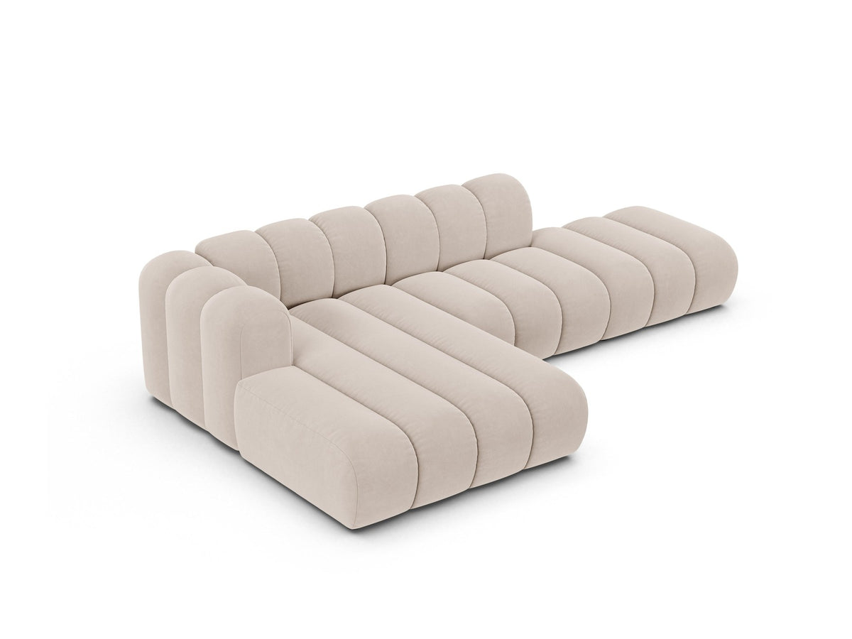 Lupine Linkes Ecksofa von Micadoni in Leichtes Beige, L-Form mit Venus Samtstoff-Bezug und schwarzen Kunststoffbeinen, Frontansicht.
