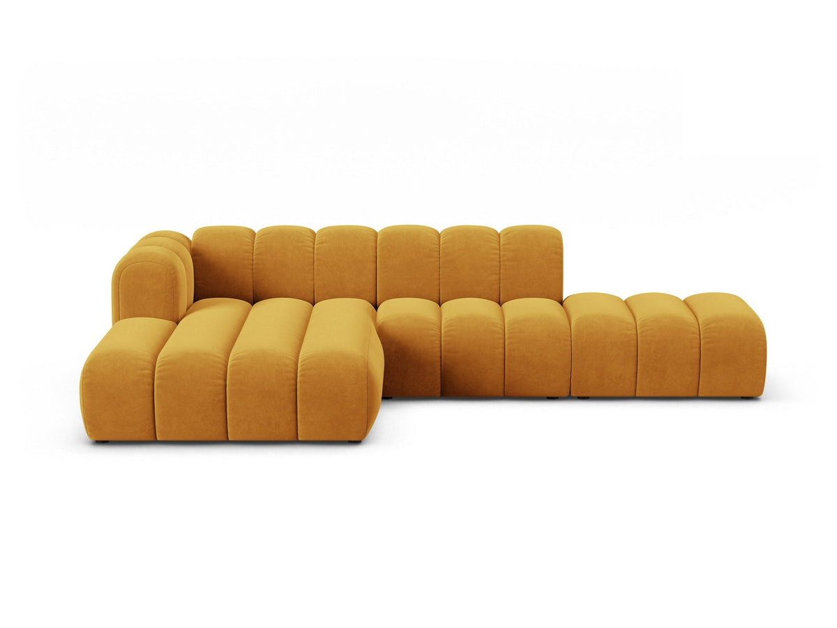 Lupine Linkes Ecksofa von Micadoni in Leichtes Beige, L-Form mit Venus Samtstoff-Bezug und schwarzen Kunststoffbeinen, Frontansicht.