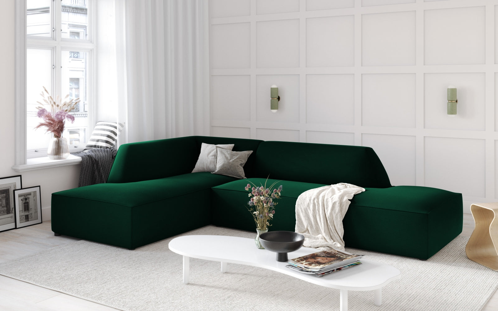 Elegantes, modulares Ecksofa in edlem Ruby Velour, linksseitig, bietet Platz für vier Personen und ergänzt moderne Wohnräume stilvoll.