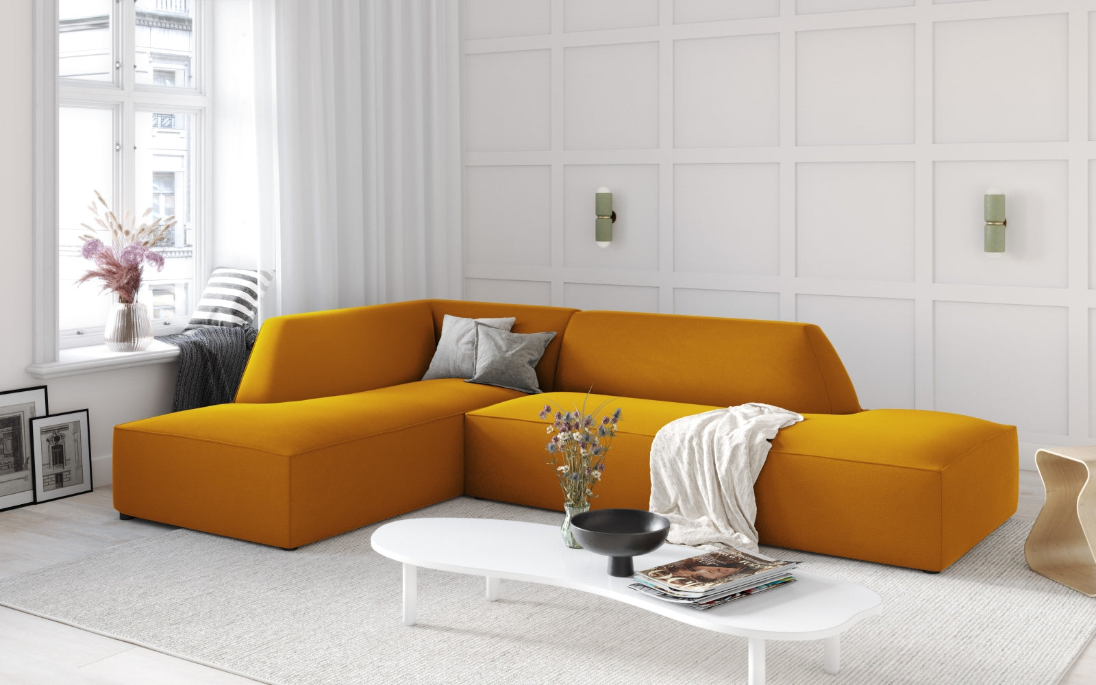 Stylisches, modulares Ecksofa in edlem Ruby Velour, linksseitig, ideal für vier Personen und perfekt für moderne Wohnräume.