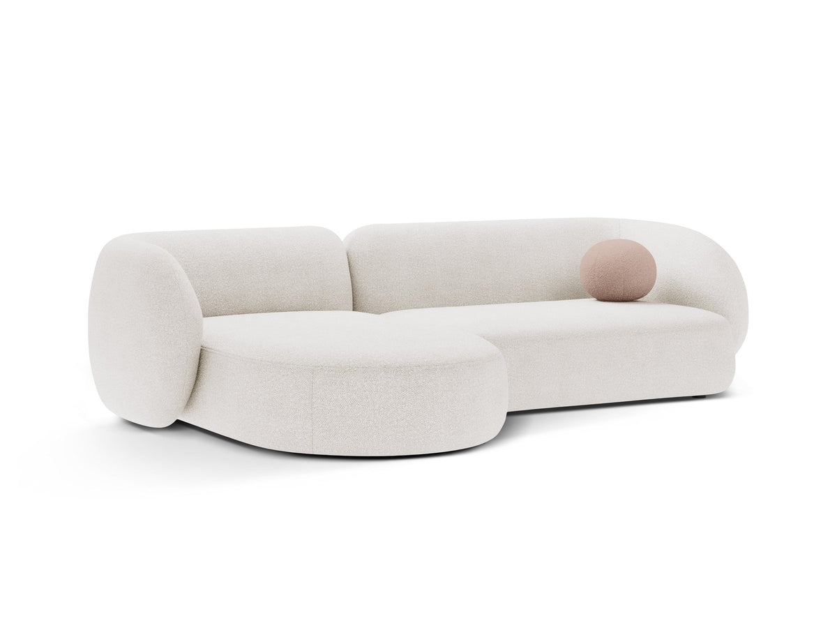 Produktfoto des weissen Kate Ecksofas links von Micadoni mit Bouclé-Stoffbezug, schwarzen Kunststoffbeinen und niedriger Rückenlehne.