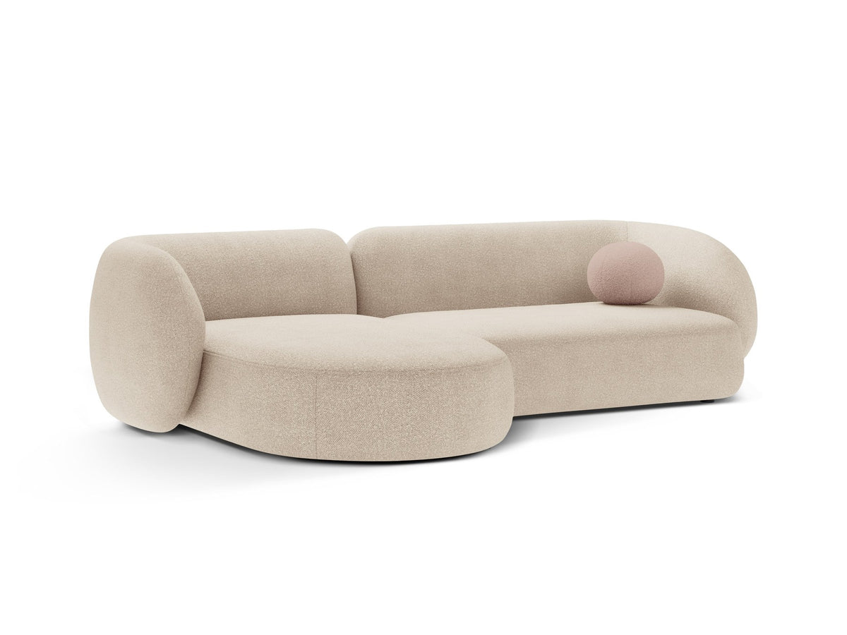 Produktfoto des weissen Kate Ecksofas links von Micadoni mit Bouclé-Stoffbezug, schwarzen Kunststoffbeinen und niedriger Rückenlehne.