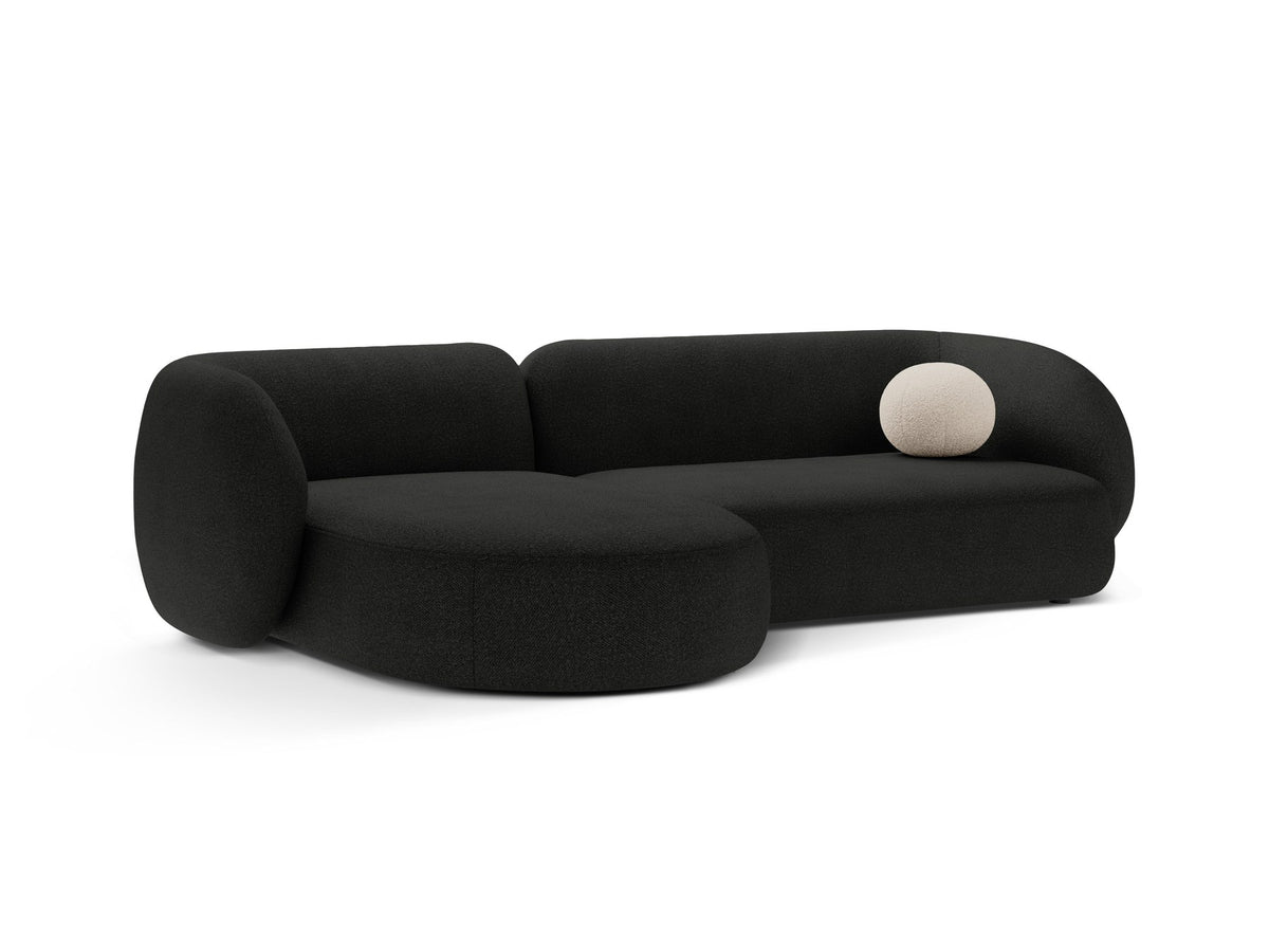 Produktfoto des weissen Kate Ecksofas links von Micadoni mit Bouclé-Stoffbezug, schwarzen Kunststoffbeinen und niedriger Rückenlehne.