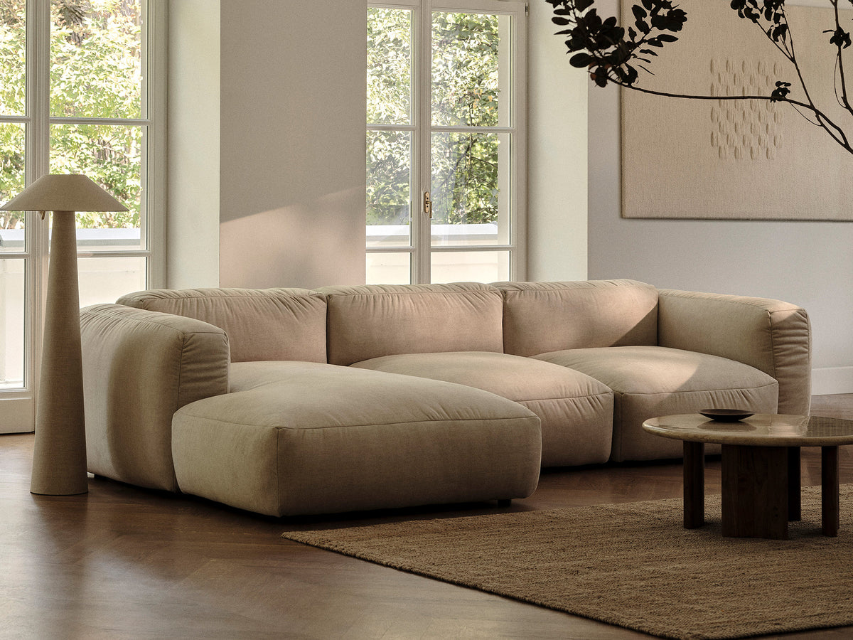 Elegantes, modulares Ecksofa in Light Beige mit zwei Sitzen und praktischem Beistelltisch, ideal für stilvolle Wohnräume.