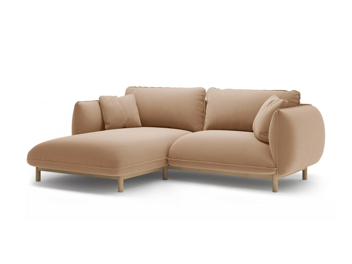 Linkes Ecksofa Ada von Micadoni in Mandel beige, Casino-Stoffbezug, geschwungene Form mit sichtbaren Buchenholzbeinen und Zierleiste.