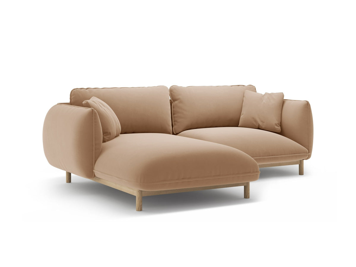 Linkes Ecksofa Ada von Micadoni in Mandel beige, Casino-Stoffbezug, geschwungene Form mit sichtbaren Buchenholzbeinen und Zierleiste.