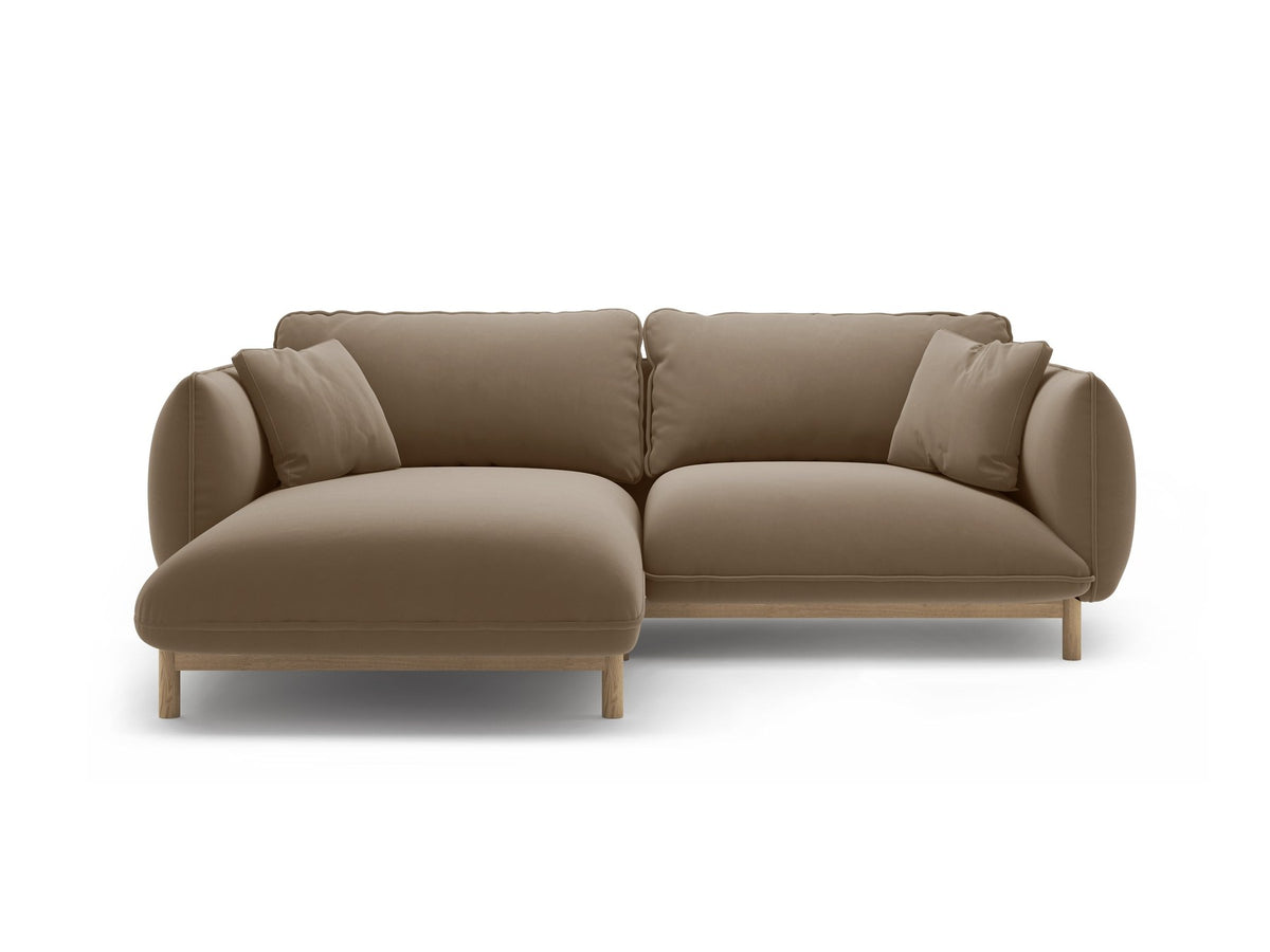 Linkes Ecksofa Ada von Micadoni in Mandel beige, Casino-Stoffbezug, geschwungene Form mit sichtbaren Buchenholzbeinen und Zierleiste.