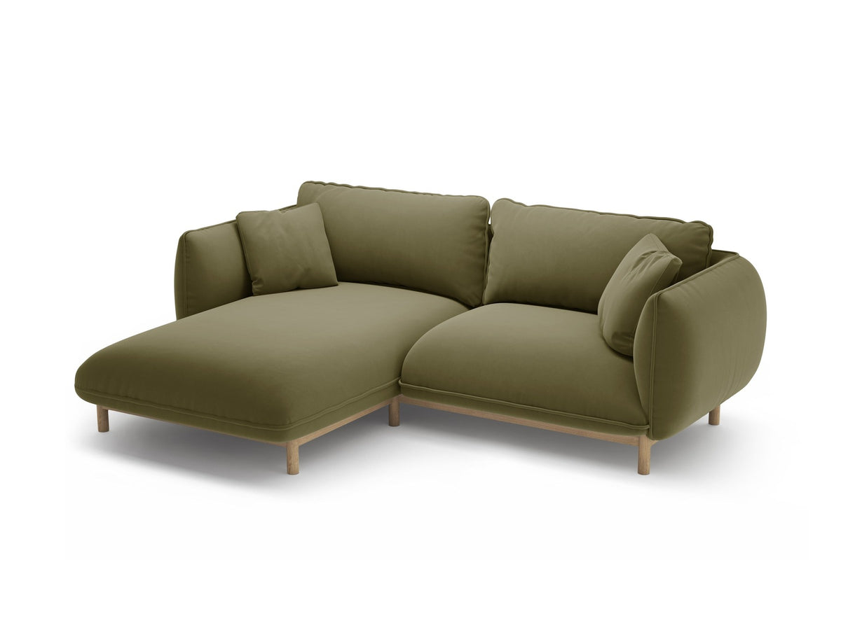 Linkes Ecksofa Ada von Micadoni in Mandel beige, Casino-Stoffbezug, geschwungene Form mit sichtbaren Buchenholzbeinen und Zierleiste.