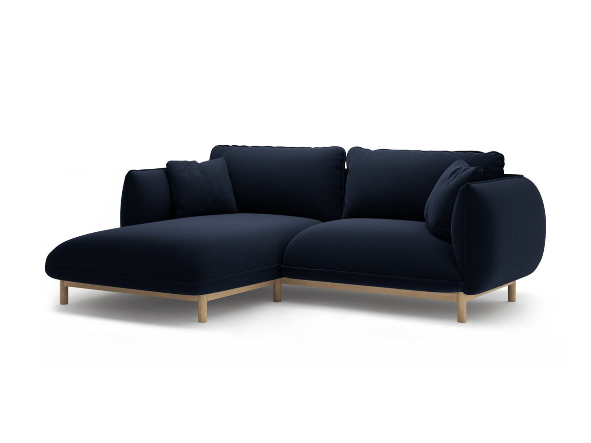 Linkes Ecksofa Ada von Micadoni in Mandel beige, Casino-Stoffbezug, geschwungene Form mit sichtbaren Buchenholzbeinen und Zierleiste.