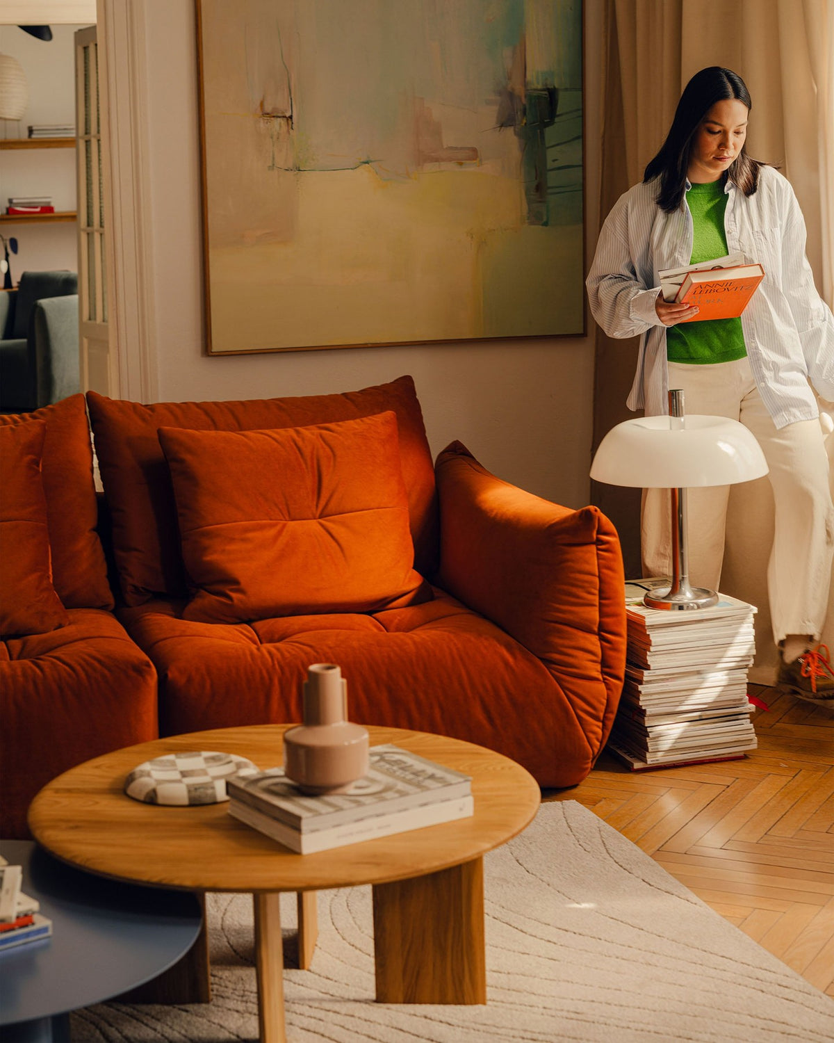 Modulares Ecksofa links Bloom von Micadoni in leichtem Beige, Veloursstoff Casino Pearl, schwarze Kunststoffbeine, tiefe Sitzfläche.
