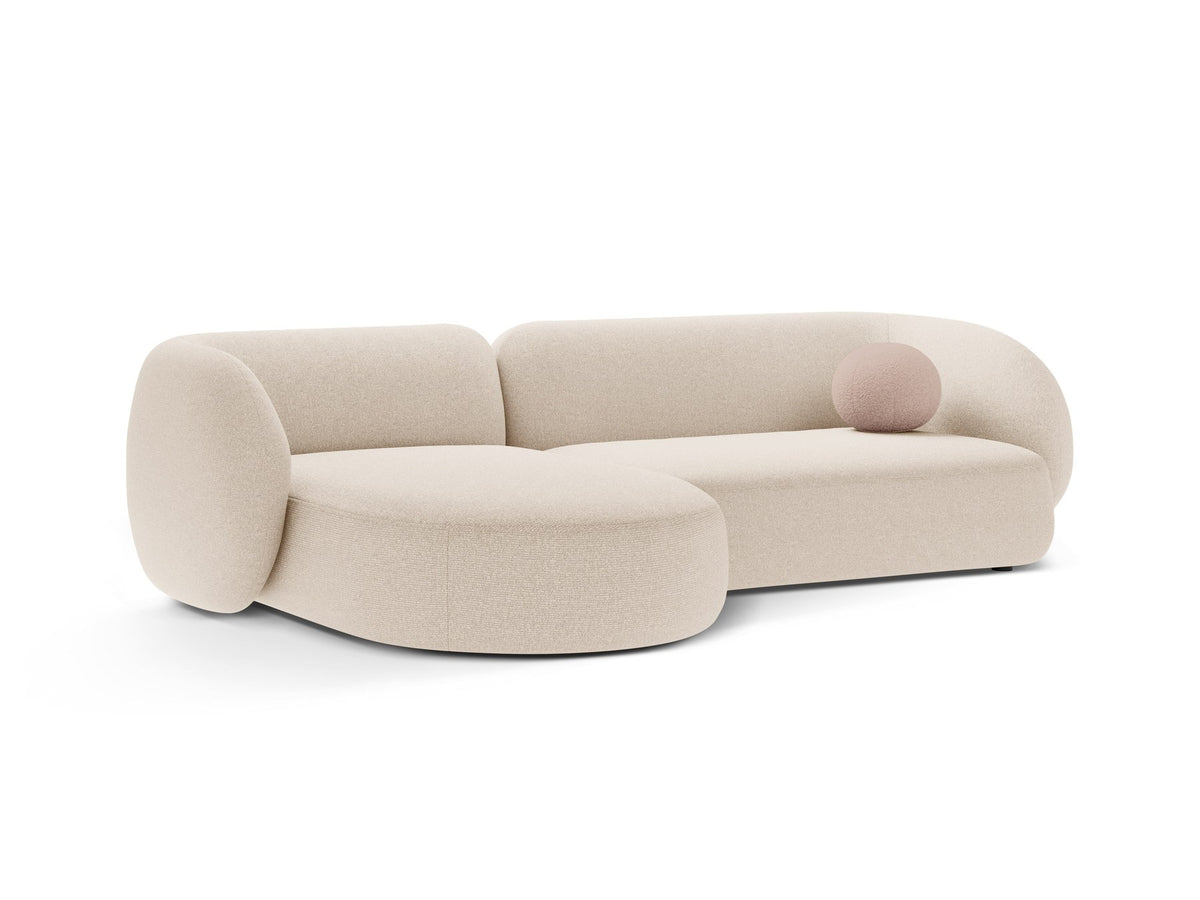 Produktfoto des weissen Kate Ecksofas links von Micadoni mit Bouclé-Stoffbezug, schwarzen Kunststoffbeinen und niedriger Rückenlehne.