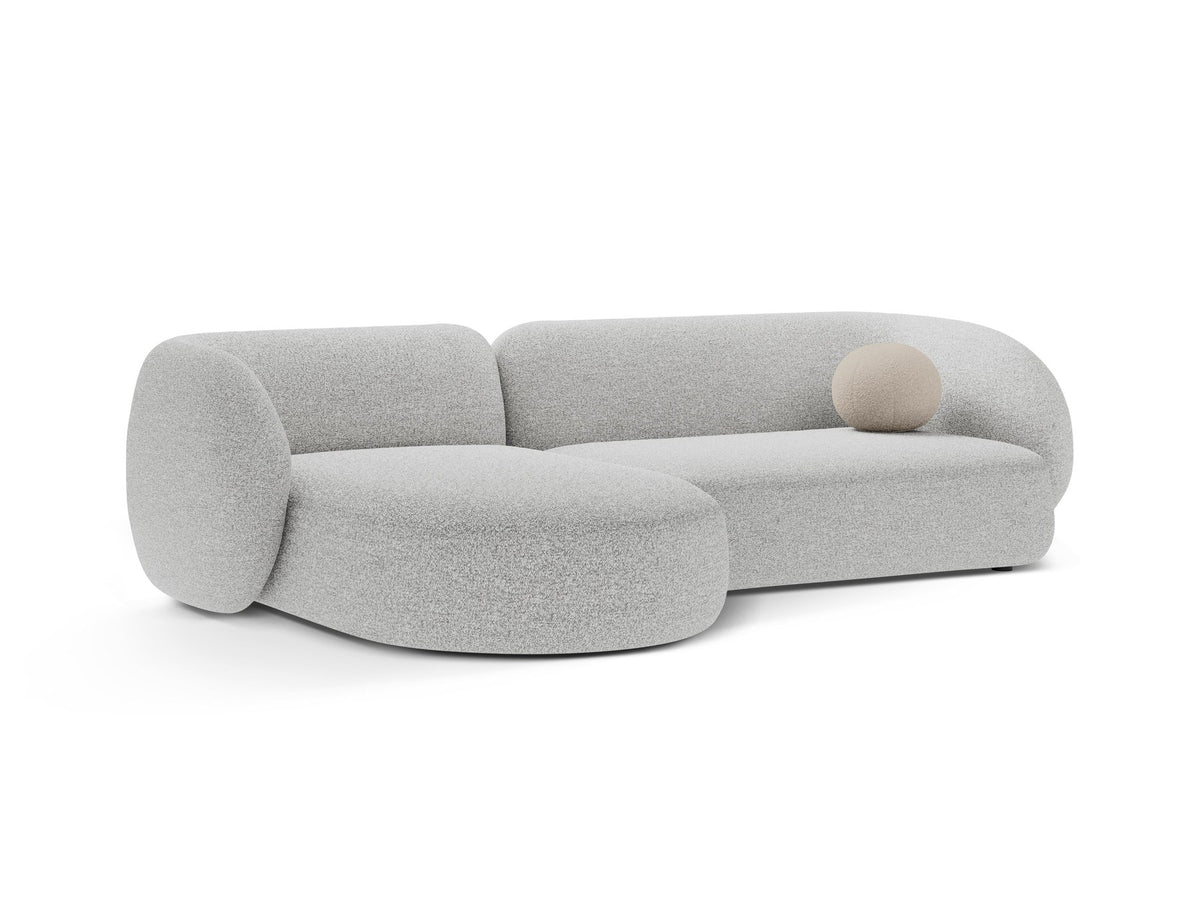 Produktfoto des weissen Kate Ecksofas links von Micadoni mit Bouclé-Stoffbezug, schwarzen Kunststoffbeinen und niedriger Rückenlehne.