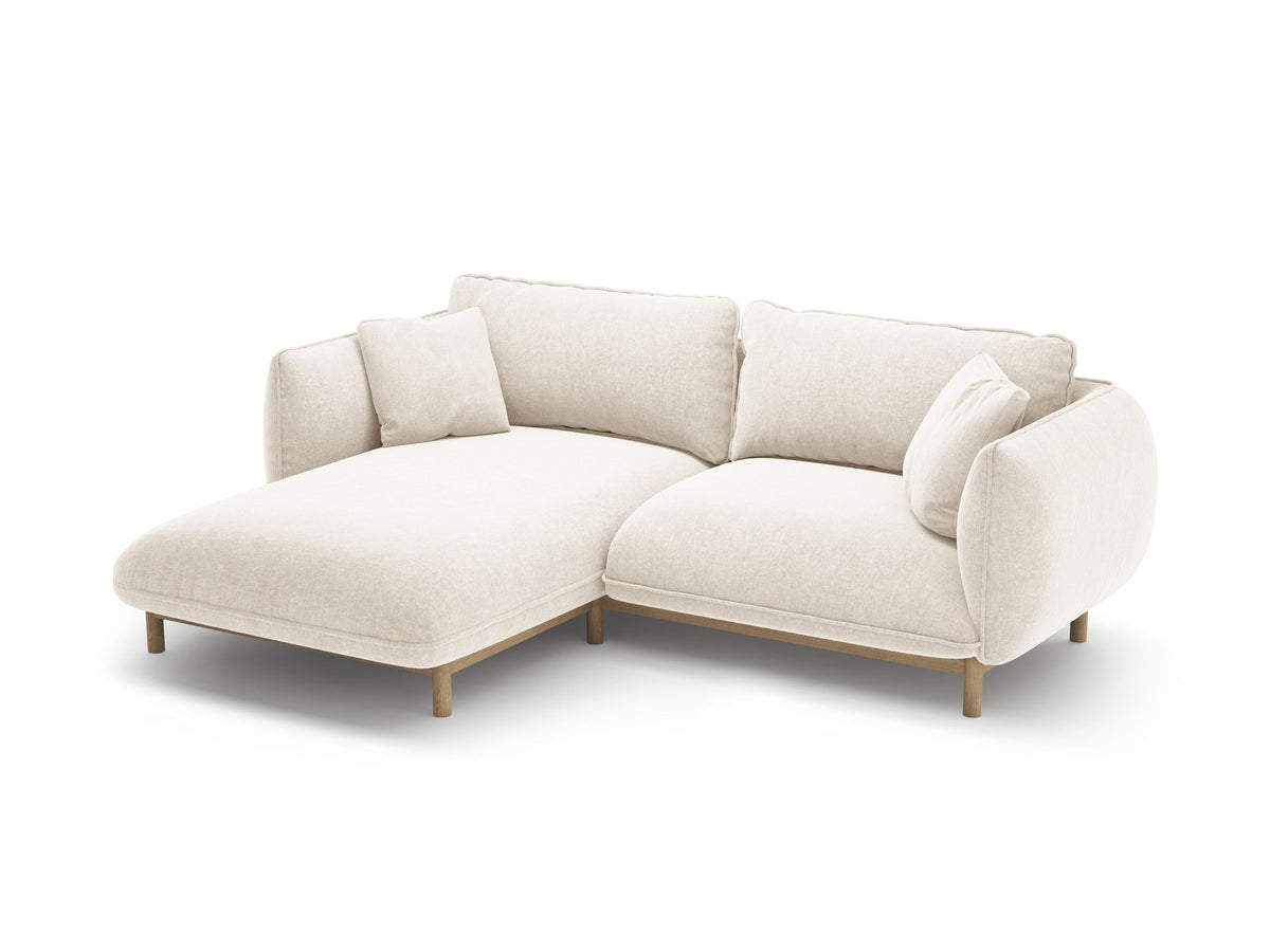 Linkes Ecksofa Ada von Micadoni in Mandel beige, Casino-Stoffbezug, geschwungene Form mit sichtbaren Buchenholzbeinen und Zierleiste.