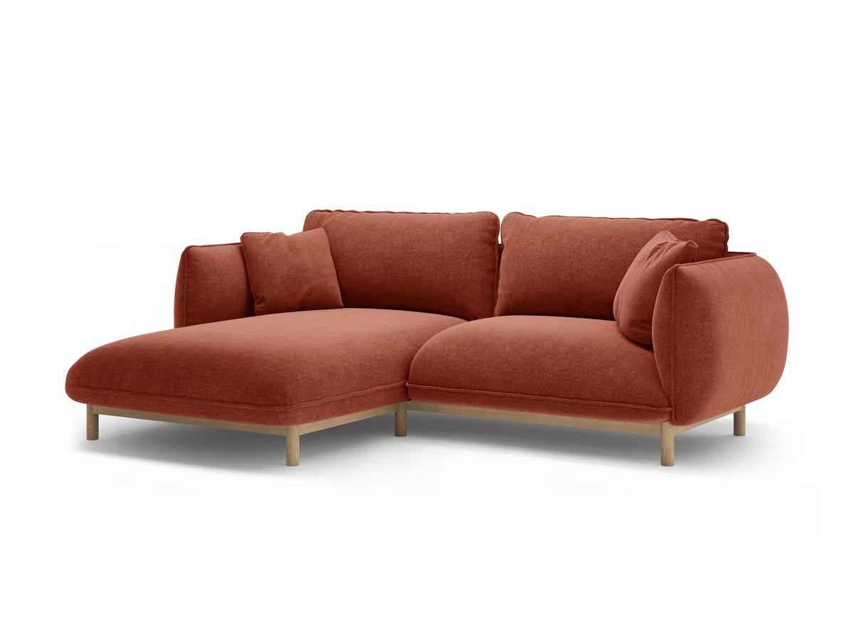 Linkes Ecksofa Ada von Micadoni in Mandel beige, Casino-Stoffbezug, geschwungene Form mit sichtbaren Buchenholzbeinen und Zierleiste.