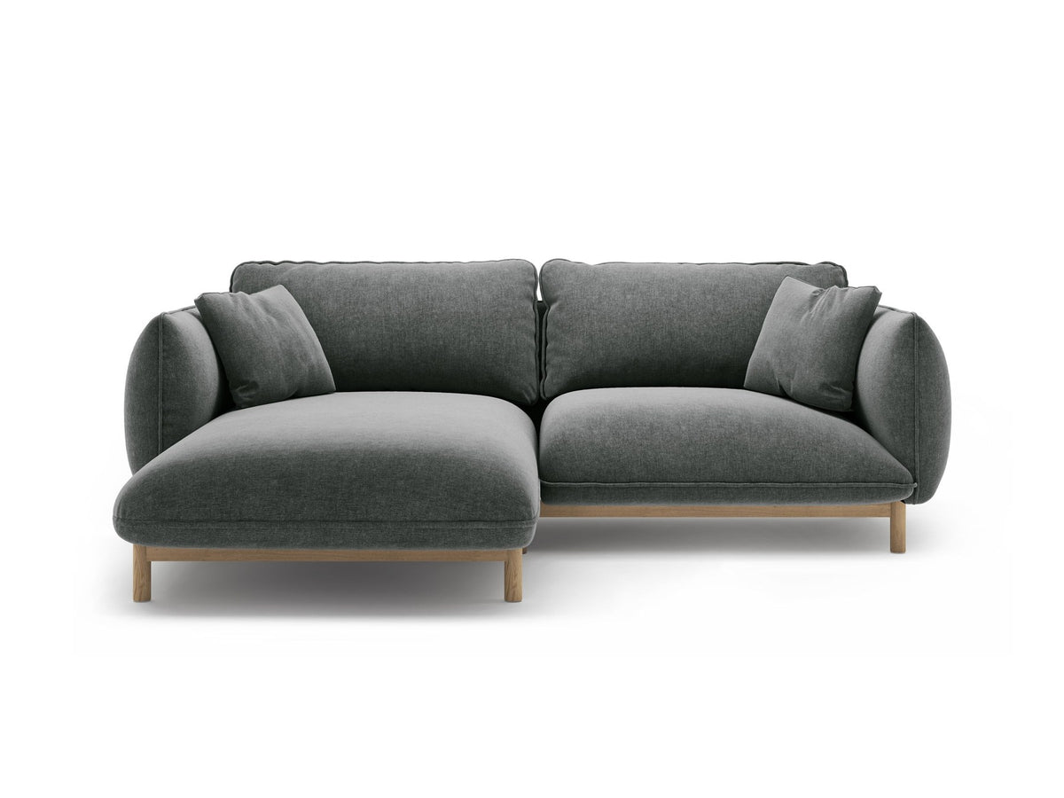 Linkes Ecksofa Ada von Micadoni in Mandel beige, Casino-Stoffbezug, geschwungene Form mit sichtbaren Buchenholzbeinen und Zierleiste.