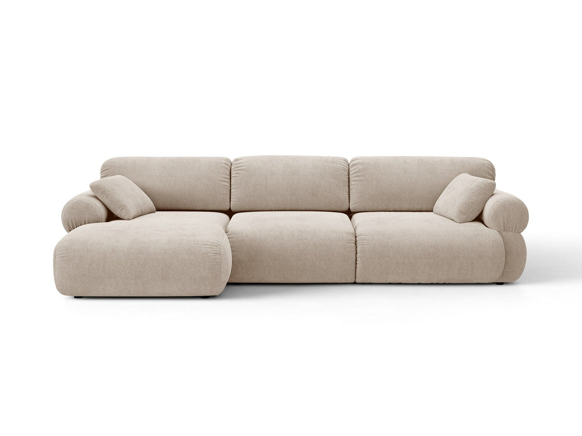 Beiges L-Sofa links Ophelia von Micadoni mit Liberty-Stoffbezug, niedriger Silhouette, schwarzen Kunststoffbeinen und tiefer Sitzfläche.
