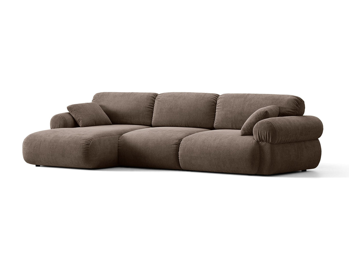 Beiges L-Sofa links Ophelia von Micadoni mit Liberty-Stoffbezug, niedriger Silhouette, schwarzen Kunststoffbeinen und tiefer Sitzfläche.