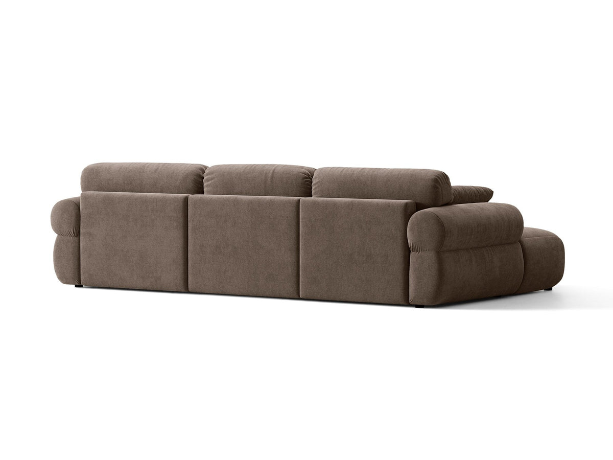 Beiges L-Sofa links Ophelia von Micadoni mit Liberty-Stoffbezug, niedriger Silhouette, schwarzen Kunststoffbeinen und tiefer Sitzfläche.