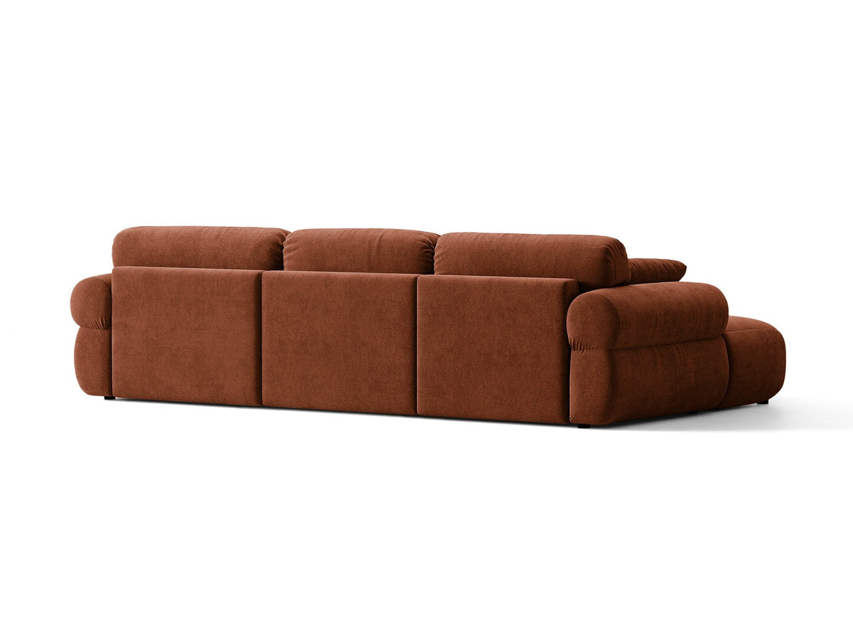 Beiges L-Sofa links Ophelia von Micadoni mit Liberty-Stoffbezug, niedriger Silhouette, schwarzen Kunststoffbeinen und tiefer Sitzfläche.