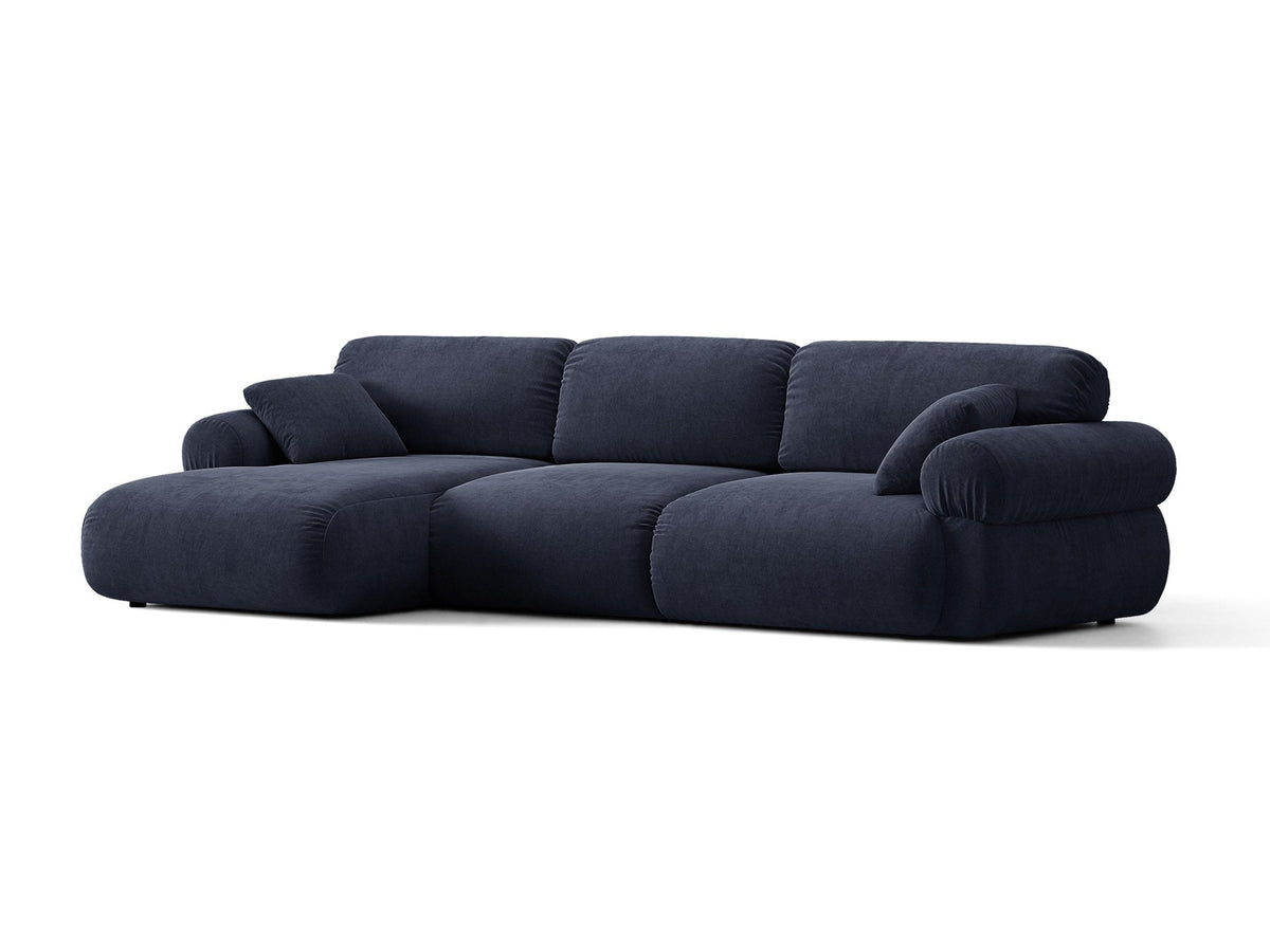 Beiges L-Sofa links Ophelia von Micadoni mit Liberty-Stoffbezug, niedriger Silhouette, schwarzen Kunststoffbeinen und tiefer Sitzfläche.